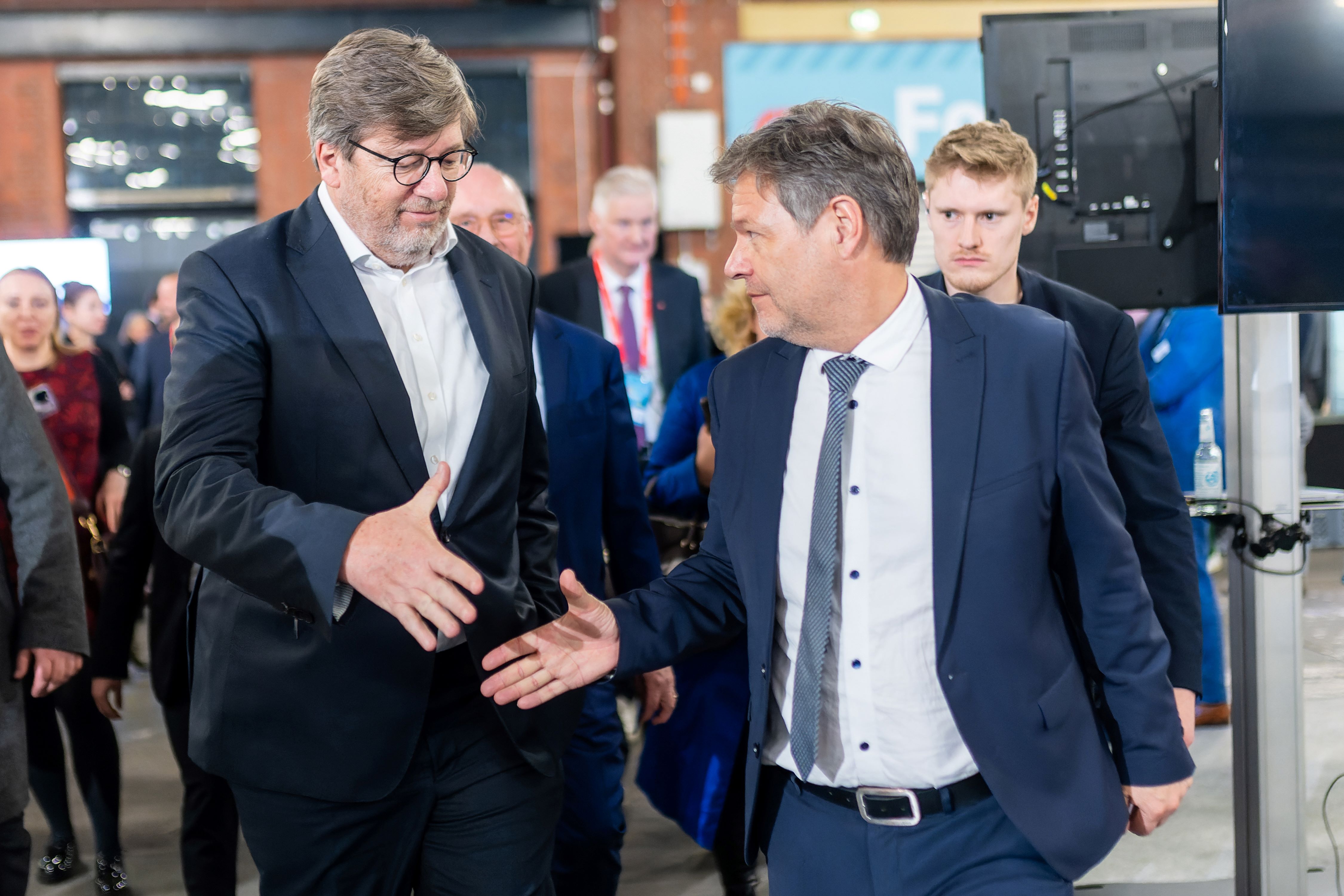 Drazen Nikolic, CEO des internationalen Dekarbonisierungsmarktführers Univers Germany, mit dem damaligen Bundeswirtschaftsminister Robert Habeck beim Zukunftstag Mittelstand 2024 | BERLINboxx